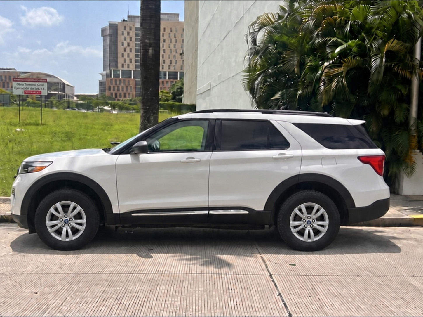 Ford Explorer 2020 con rines originales de fábrica de 18 pulgadas