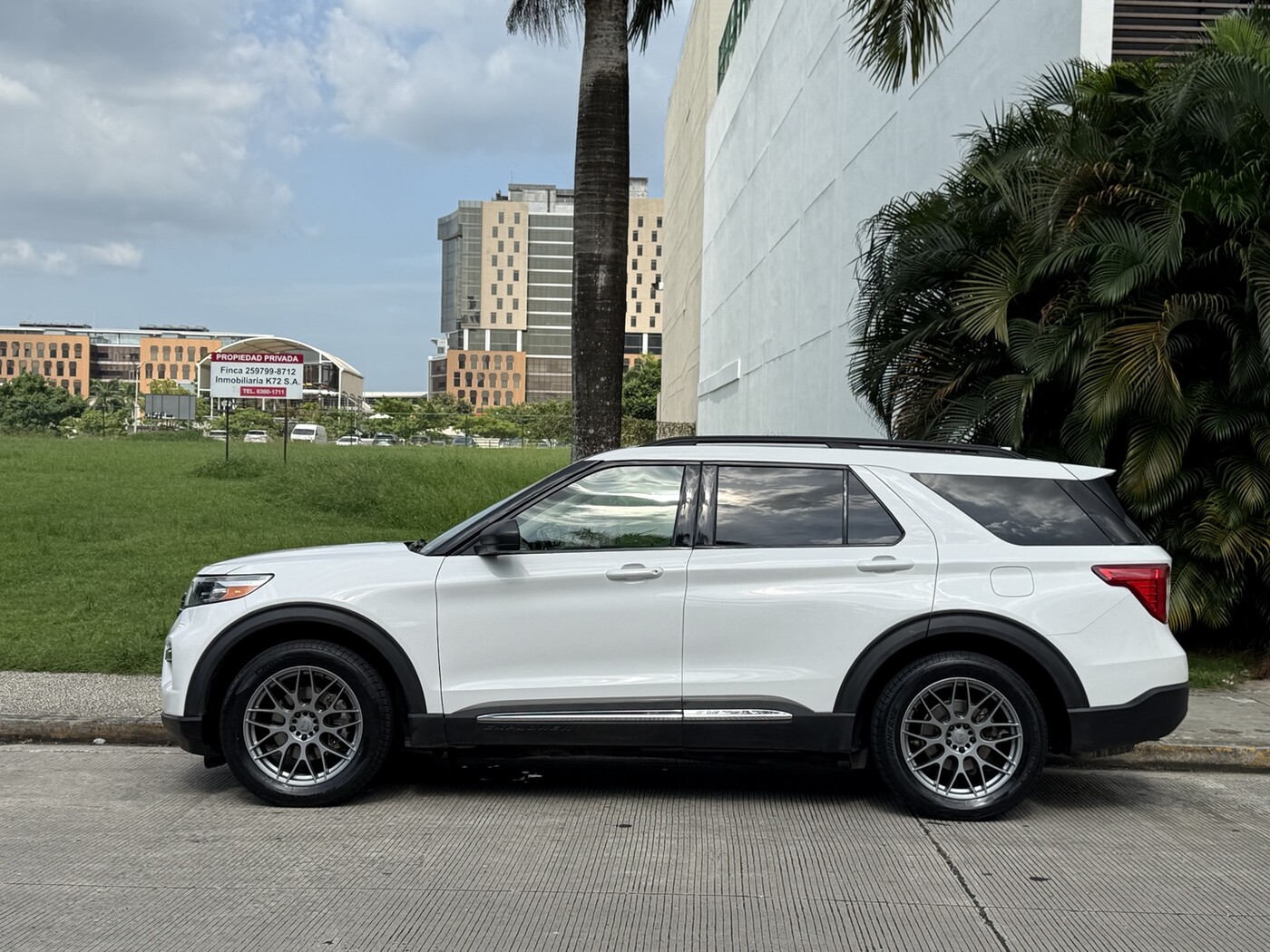 Ford Explorer 2020 con rines de 20 pulgadas pintados en gris