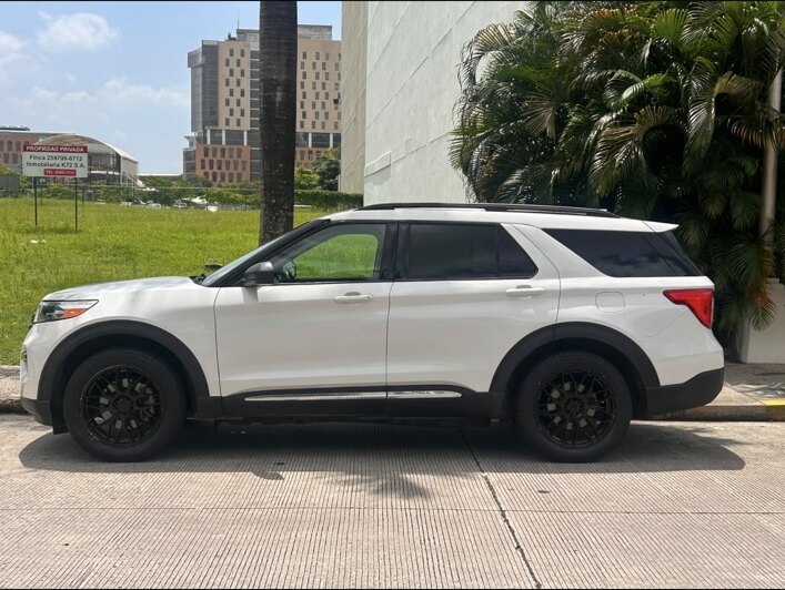 Ford Explorer 2020 durante la prueba con rines negros
