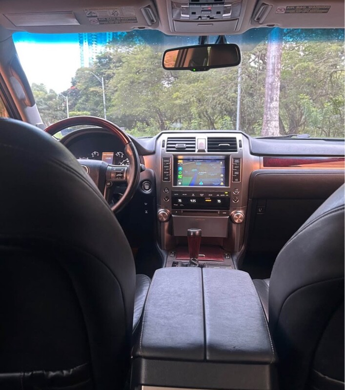 Pantalla original reparada de Lexus GX460 2012 con adaptación a Apple CarPlay