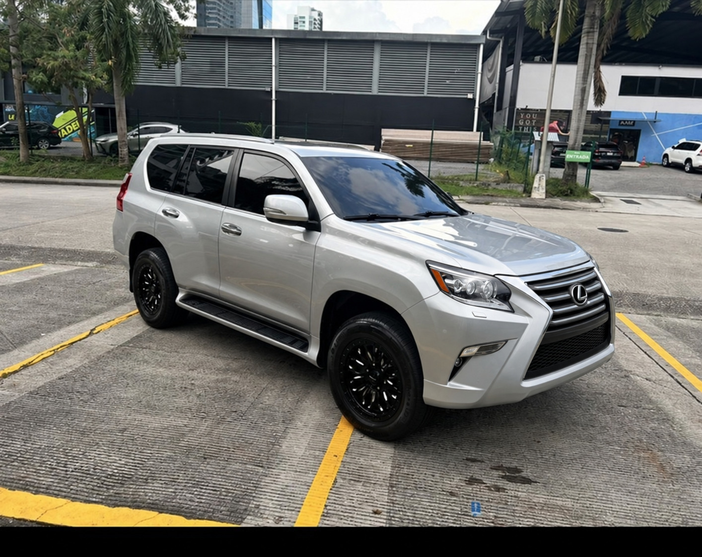Lexus GX460 2012 después de la pintura general y cambio de rines, vista frontal
