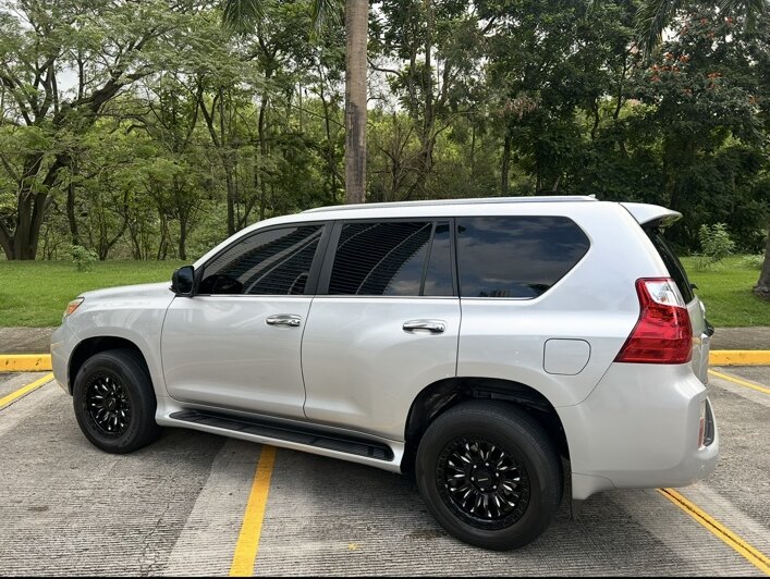 Lexus GX460 2012 después de la pintura general y cambio de rines, vista lateral