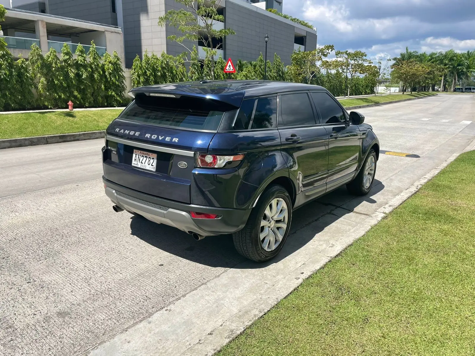 Range Rover Evoque azul vendido por Tu Patio