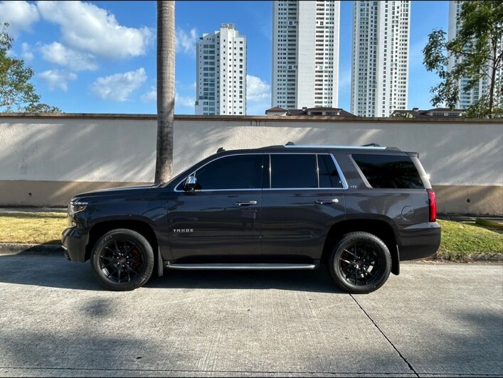 Chevrolet Tahoe 2016 con rines negros después del trabajo